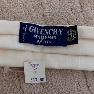 Authentic Vintage BNIB with tag! Givenchy Formal 100% Silk Ascot Cream